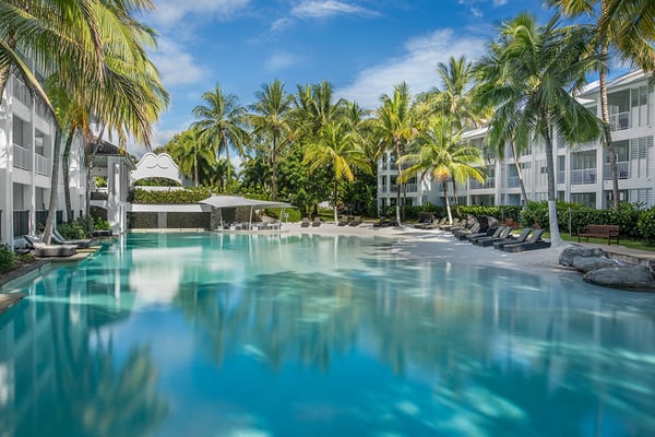 Peppers-Beach-Club-restaurant-swimming